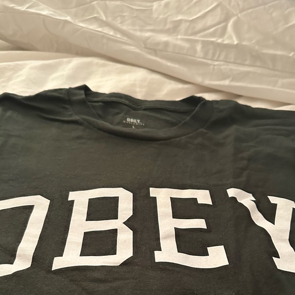 obey forest green tshirt// men’s L// fits women’s M-L-XL// barely worn - Picture 2 of 4